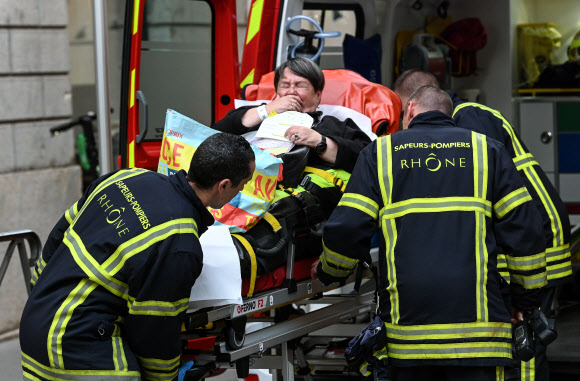 프랑스 남부 대도시 리옹 도심에서 24일(현지시간) 발생한 나사못 폭탄테러에 부상을 입은 한 여성이 고통스러운 표정을 지으며 후송되고 있다. AFP=연합뉴스 2019-05-25 05:28:07