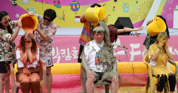 보령머드축제로 오세요, 머드버킷챌린지 선보여