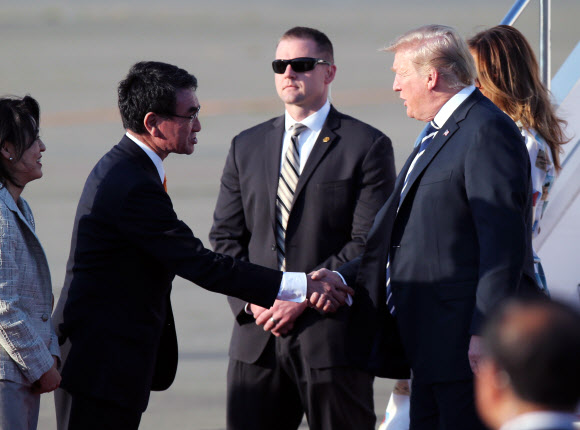 도널드 트럼프 미국 대통령이 25일 오후 일본에 도착해 고노 다로 일본 외무상과 인사를 나누고 있다. EPA 연합뉴스