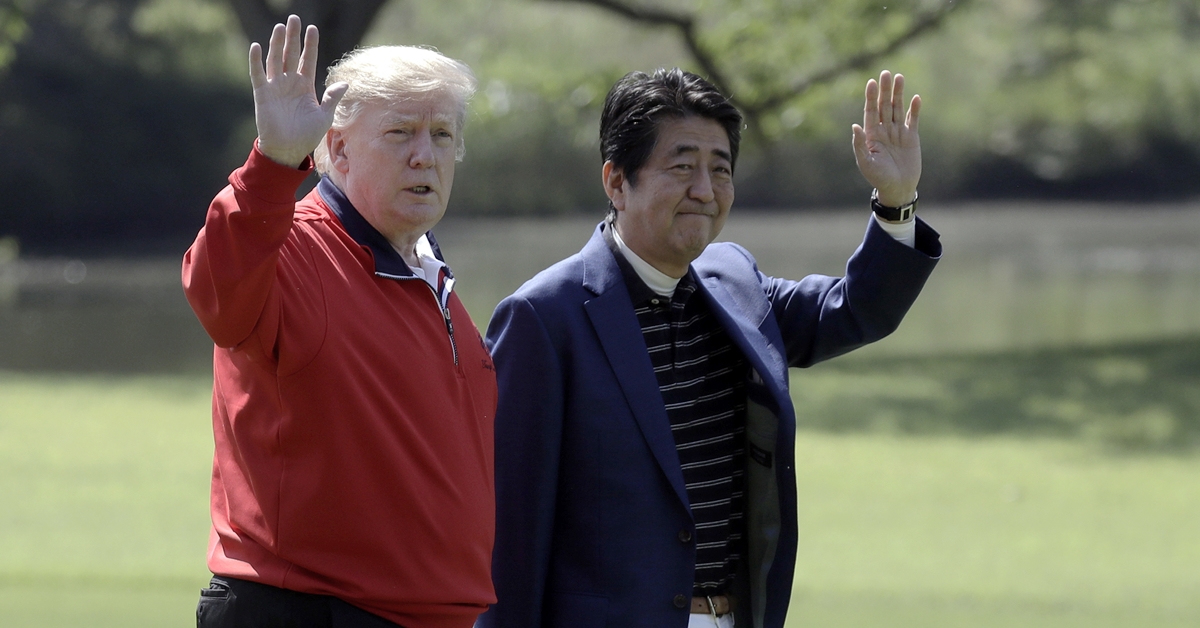 도널드 트럼프(왼쪽) 미국 대통령과 아베 신조 일본 총리가 26일 일본 지바현에서 골프 회동을 하기 전 손을 흔들며 인사를 하고 있다. 트럼프 대통령은 미·일 정상회담을 위해 일본을 방문 중이다. AP 연합뉴스