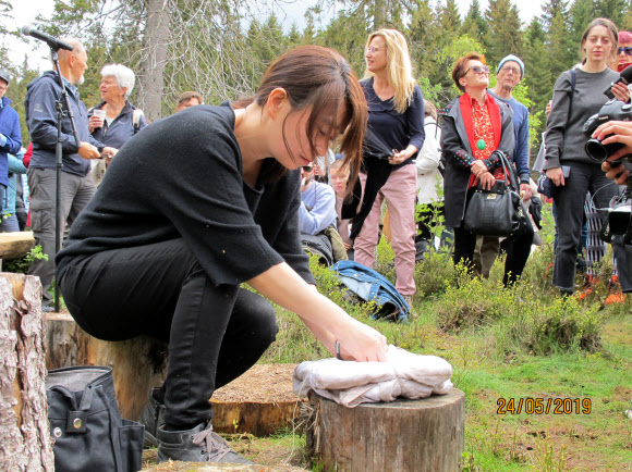 소설가 한강, 노르웨이서 95년뒤 낼 원고 전달식