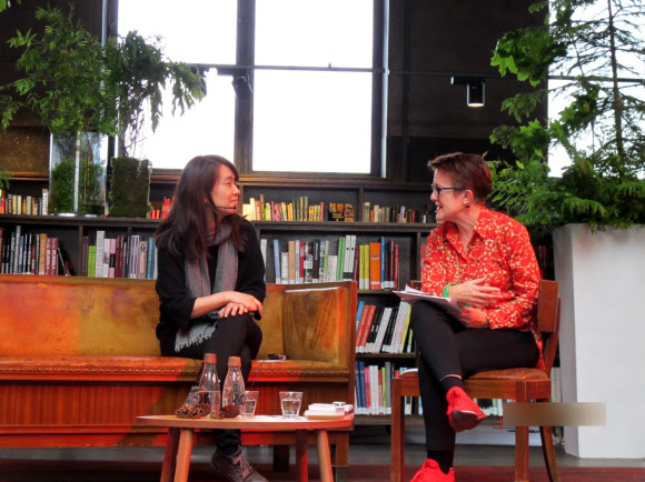 로지 골드스미스와 대담하는 소설가 한강