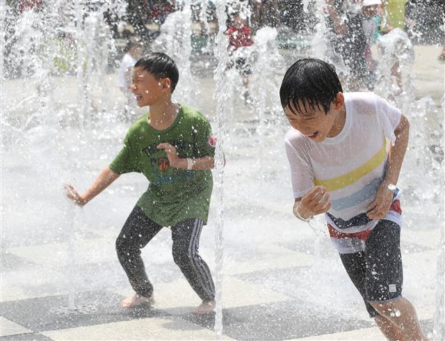 무더위 속 물놀이