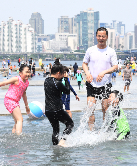 초여름 날씨를 보인  26일 오후 서울 영등포구 여의도한강공원에서 시민들이 물놀이를 즐기며 더위를 식히고 있다. 2019.5.26 김명국선임기자 daunso@seoul.co.kr