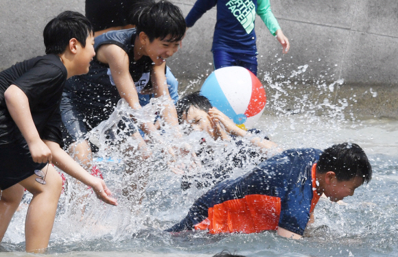 초여름 날씨를 보인  26일 오후 서울 영등포구 여의도한강공원에서 시민들이 물놀이를 즐기며 더위를 식히고 있다. 2019.5.26 김명국 선임기자 daunso@seoul.co.kr