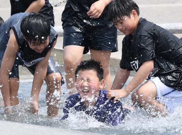초여름 날씨를 보인  26일 오후 서울 영등포구 여의도한강공원에서 시민들이 물놀이를 즐기며 더위를 식히고 있다. 2019.5.26 김명국선임기자 daunso@seoul.co.kr