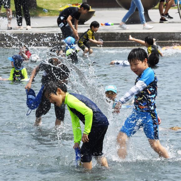 초여름 날씨를 보인  26일 오후 서울 영등포구 여의도한강공원에서 시민들이 물놀이를 즐기며 더위를 식히고 있다. 2019.5.26 김명국선임기자 daunso@seoul.co.kr