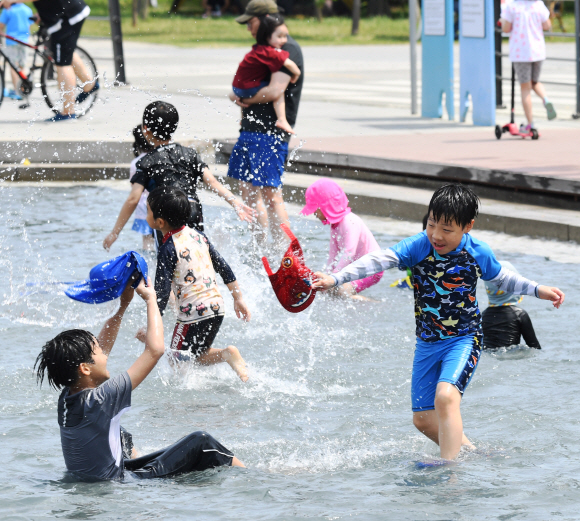 초여름 날씨를 보인  26일 오후 서울 영등포구 여의도한강공원에서 시민들이 물놀이를 즐기며 더위를 식히고 있다. 2019.5.26 김명국선임기자 daunso@seoul.co.kr