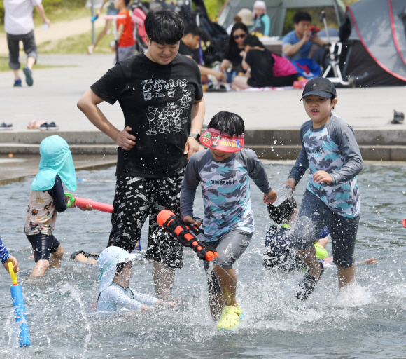 초여름 날씨를 보인  26일 오후 서울 영등포구 여의도한강공원에서 시민들이 물놀이를 즐기며 더위를 식히고 있다. 2019.5.26 김명국선임기자 daunso@seoul.co.kr