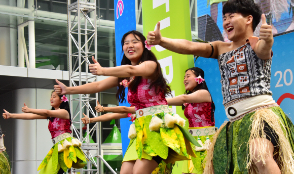 26일 오후 서울 마포구 상암동 일대에서 열린 ‘2019 Culture 서울세계문화엑스포’에서 참가자들이 각국의 전통 공연을 선보이고 있다. 2019.5.26. 이종원 선임기자 jongwon@seoul.co.kr