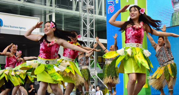 26일 오후 서울 마포구 상암동 일대에서 열린 ‘2019 Culture 서울세계문화엑스포’에서 참가자들이 각국의 전통 공연을 선보이고 있다. 2019.5.26.이종원 선임기자 jongwon@seoul.co.kr