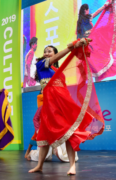 26일 오후 서울 마포구 상암동 일대에서 열린 ‘2019 Culture 서울세계문화엑스포’에서 참가자들이 각국의 전통 공연을 선보이고 있다. 2019.5.26.이종원 선임기자 jongwon@seoul.co.kr