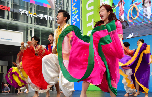 26일 오후 서울 마포구 상암동 일대에서 열린 ‘2019 Culture 서울세계문화엑스포’에서 참가자들이 각국의 전통 공연을 선보이고 있다. 2019.5.26.이종원 선임기자 jongwon@seoul.co.kr