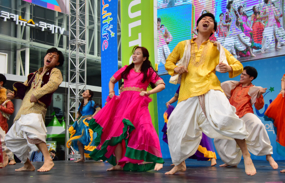 26일 오후 서울 마포구 상암동 일대에서 열린 ‘2019 Culture 서울세계문화엑스포’에서 참가자들이 각국의 전통 공연을 선보이고 있다. 2019.5.26. 이종원 선임기자 jongwon@seoul.co.kr