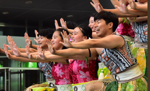26일 오후 서울 마포구 상암동 일대에서 열린 ‘2019 Culture 서울세계문화엑스포’에서 참가자들이 각국의 전통 공연을 선보이고 있다. 2019.5.26.이종원 선임기자 jongwon@seoul.co.kr