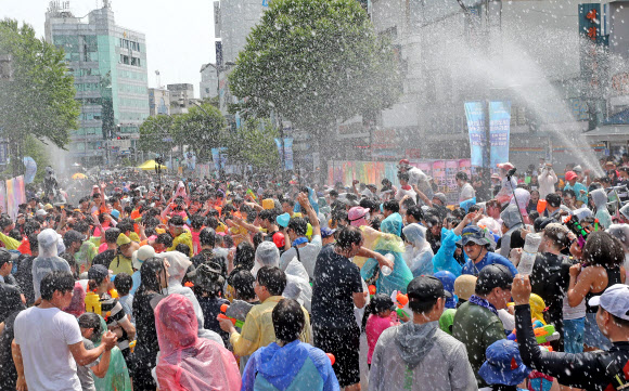 춘천마임축제 ‘물 퍼포먼스’