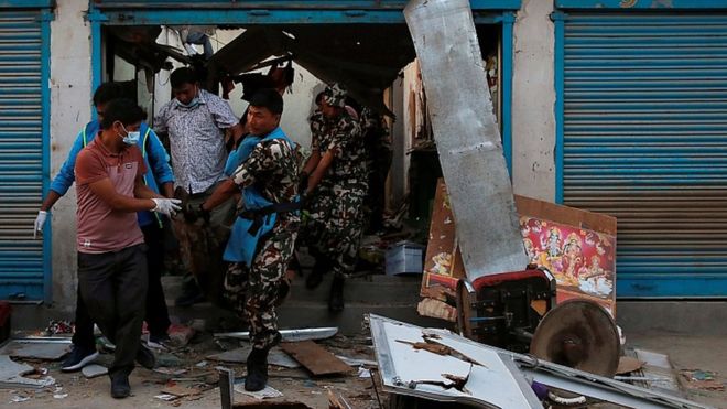 네팔 카트만두 도심의 미용실 가게에서 26일 저녁 폭발물이 터져 구조대원들이 주검을 옮기고 있다. 카트만두 로이터