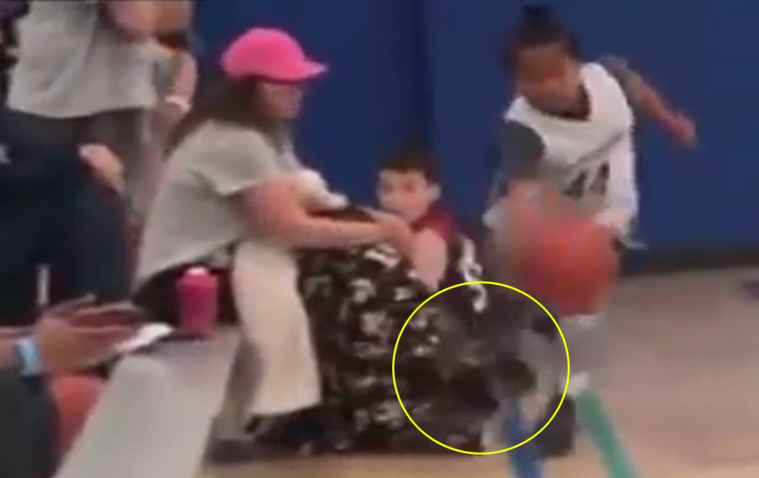 농구 시합을 관람하던 한 부모가 다른 팀 선수의 발을 몰래 걸려는 순간의 모습(유튜브 영상 캡처)