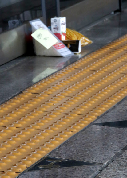 구의역 9-4승강장에 놓인 샌드위치와 김밥