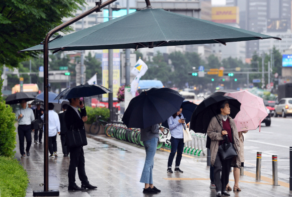 전국적으로 비가 내린 27일 서울 시청역 인근 횡단보도 앞에서 시민들이 우산을 쓴 채 신호를 기다리고 있다. 기상청은 흐린 가운데 온종일 비가 오다가 늦은 오후 북서쪽지방부터 그치기 시작해 늦은 밤에는 전국 대부분이 그칠 것으로 예보했다. 2019. 5. 27. 박윤슬 기자 seul@seoul.co.kr