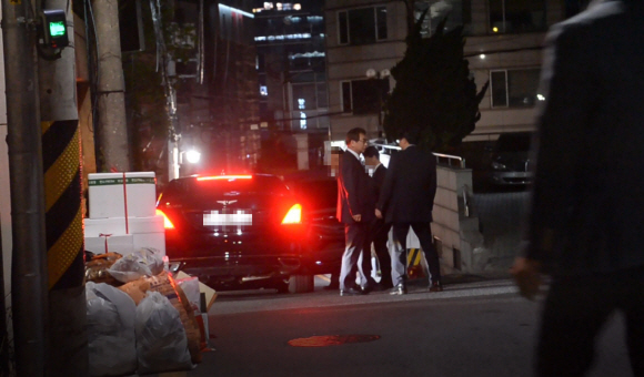양정철(오른쪽) 더불어민주당 민주연구원장과 서훈(왼쪽) 국가정보원장이 지난 21일 서울 강남구 한 한정식집에서 저녁식사를 한 뒤 차량으로 이동하고 있다. 더팩트 제공