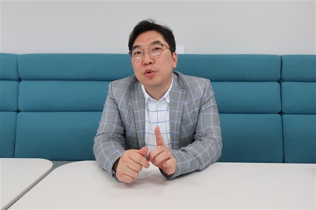 우리은행 디지털전략부 김선우 디지털신기술팀장이 지난 23일 서울 중구 남산센트럴타워에서 드라이브 스루 환전 서비스에 대해 설명하고 있다.