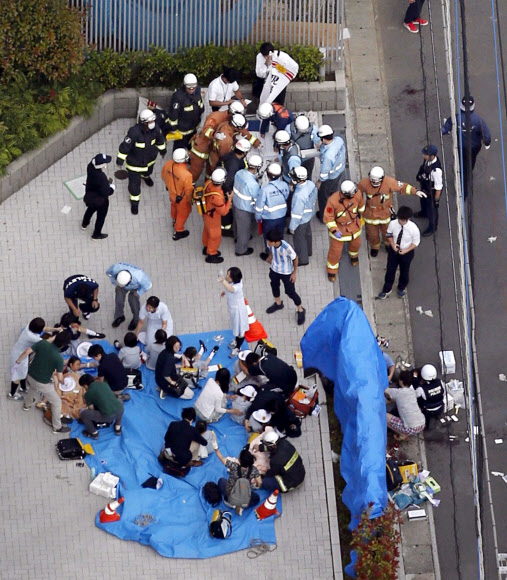 28일 아침 일본 도쿄 근처 가와사키시에서 일어난 묻지마 흉기 난동 부상자들을 응급요원들이 치료하고 있다. 가와사키 교도 연합뉴스 