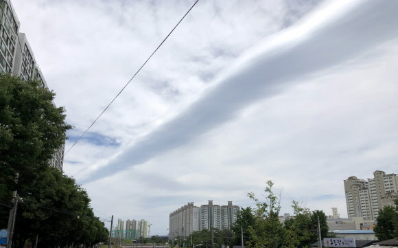 ‘두루마리 구름’ 뜬 대구 하늘