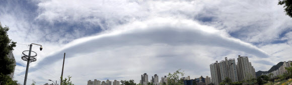 ‘두루마리 구름’ 뜬 대구 하늘