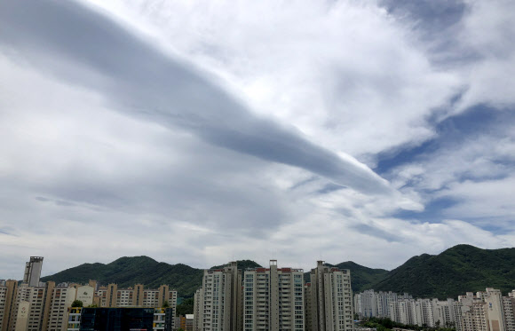 ‘두루마리 구름’ 뜬 대구 하늘