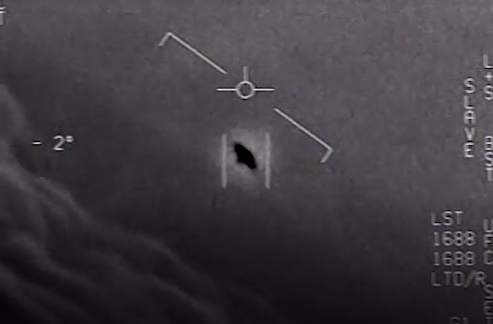 해군 조종사가 포착한 미확인 비행물체(UFO). 미국 국방부 영상 캡쳐
