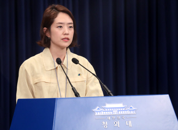 브리핑하는 고민정 대변인