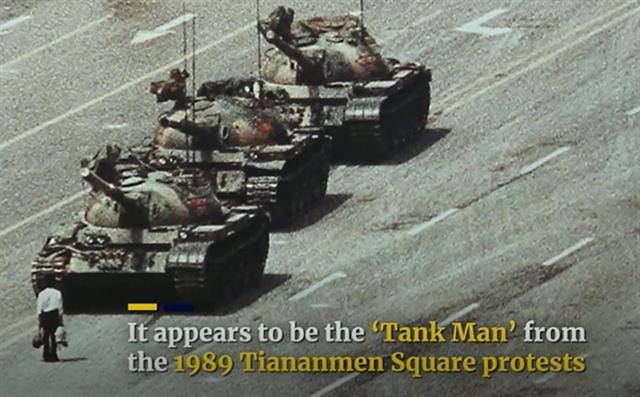 맨몸으로 탱크에 맞서는 중국 젊은이를 포착한 외신 사진은 톈안먼 사태를 세계에 알렸다 서울신문DB