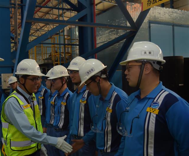 최정우(맨 왼쪽) 포스코 회장이 지난 27일 중국 ‘광동포항기차판유한공사’를 방문해 현장 직원을 격려하고 있다.  포스코 제공