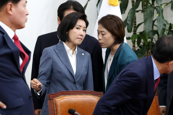 정부측 불참 소식 전해듣는 나경원
