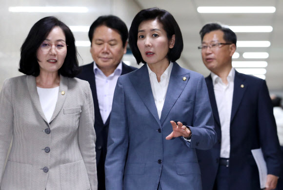 산불피해 후속 대책회의 참석하는 나경원