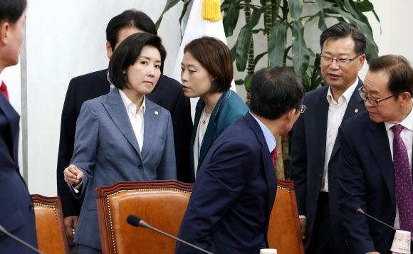 정부측 불참 소식 전해듣는 나경원