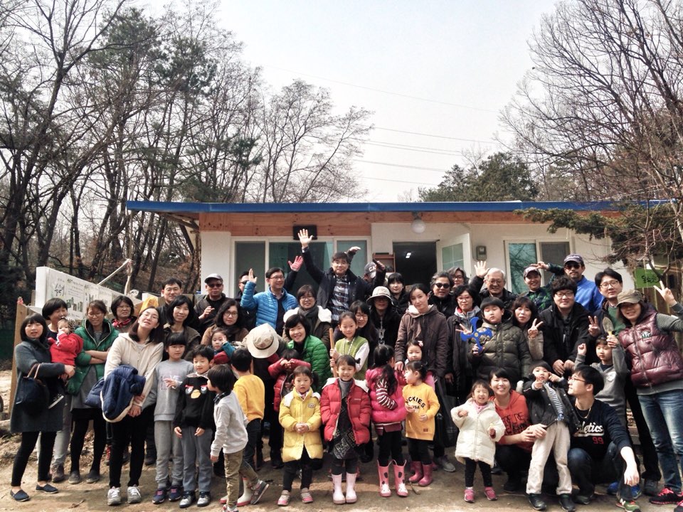 서울 도봉구의 커뮤니티 공간인 숲속애에서 동네 주민들이 함께 함께 식사 한 후 기념사진. 임성규 사장 페이스북