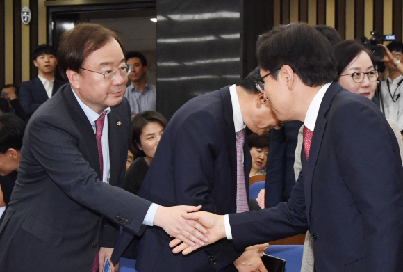 29일 서울 여의도 국회에서 열린 자유한국당 의원총회에서 강효상 의원이 참석하여 입장을 발표했다.2019.5.29. 김명국 선임기자 daunso@seoul.co.kr