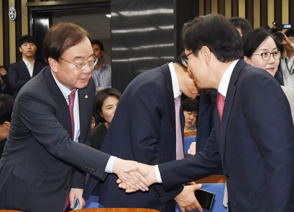 29일 서울 여의도 국회에서 열린 자유한국당 의원총회에서 강효상 의원이 참석하여 입장을 발표했다.2019.5.29. 김명국 선임기자 daunso@seoul.co.kr