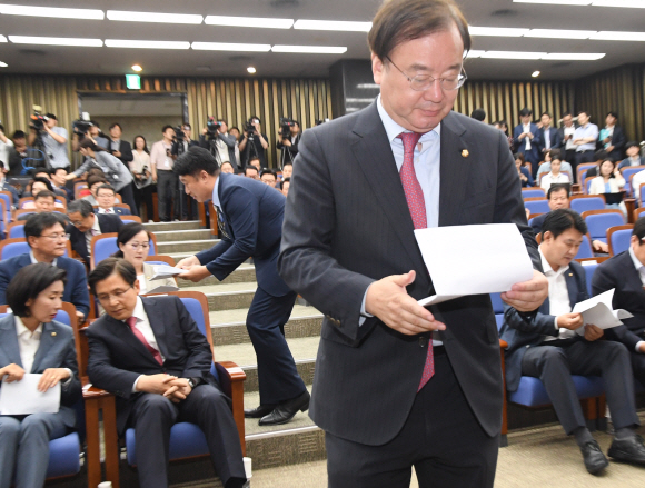 29일 서울 여의도 국회에서 열린 자유한국당 의원총회에서 강효상 의원이 참석하여 입장을 발표했다.2019.5.29. 김명국 선임기자 daunso@seoul.co.kr