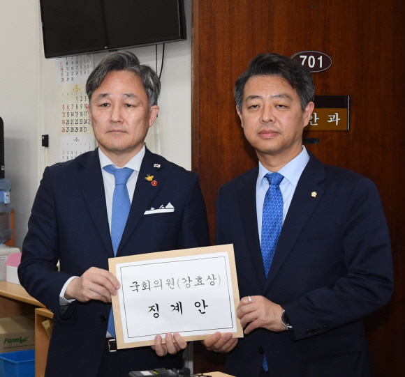 더불어민주당 표창원 의원(왼쪽)과 김영호 의원이 29일 여의도 국회에서 한미 정상 간 통화 내용 유출로 논란을 일으킨 자유한국당 강효상 의원에 대한 징계안 제출을 위해 의안과로 들어서고 있다. 2019.5.29. 김명국선임기자 daunso@seoul.co.kr