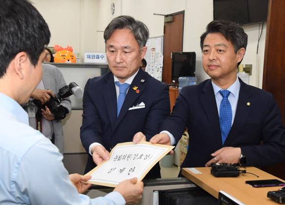 더불어민주당 표창원 의원(왼쪽)과 김영호 의원이 29일 여의도 국회에서 한미 정상 간 통화 내용 유출로 논란을 일으킨 자유한국당 강효상 의원에 대한 징계안 제출을 위해 의안과로 들어서고 있다. 2019.5.29. 김명국선임기자 daunso@seoul.co.kr