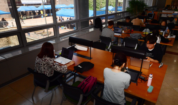 29일 축제가 열리고 있는 서울의 한 대학교에서 텅빈 축제현장과는 달리 공부하는 학생들로 꽉 찬 도서관의 모습이 대조된다. 2019. 5. 29 정연호 기자 tpgod@seoul.co.kr