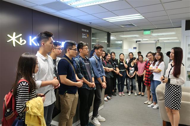 국내 시장이 포화 상태에 이르자 4대 금융지주는 베트남 등 동남아시아에서 현지인 대상 영업을 확대하고 있다. 사진은 KB증권 자회사 KBSV 직원(오른쪽)이 하노이 본사에서 베트남 대학생들에게 증권사 업무를 소개하고 있다.