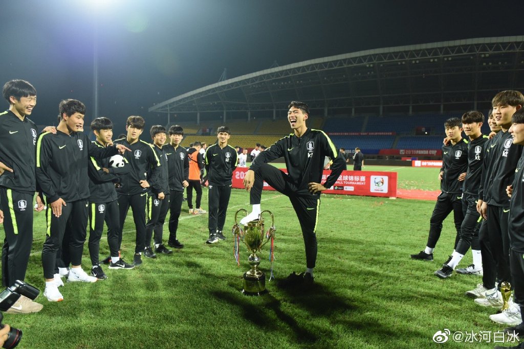 한국 18세 이하(U-18) 축구 대표팀이 29일 열린 중국 판다컵 대회에서 우승한 뒤 우승컵에 발을 올리는 세리머니를 한 사실이 알려지면서 비판을 받고 결국 사과했다.  웨이보 캡처