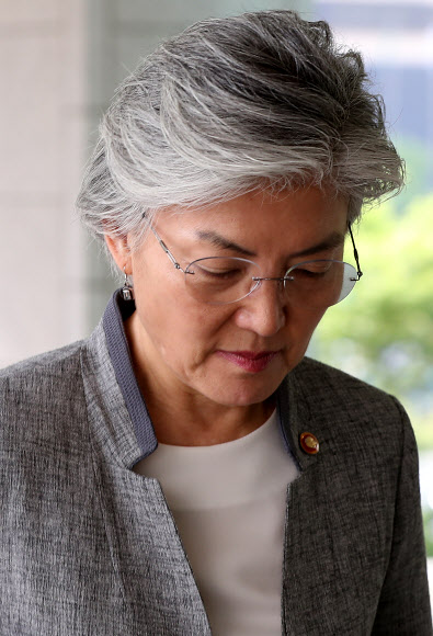 헝가리에서 한국인 관광객들이 탄 유람선이 침몰한 30일 오전 강경화 외교부 장관이 서울 종로구 외교부 청사로 출근하고 있다.  한편 외교부는 3급 비밀에 해당하는 한미정상 간 통화내용을 유출한 혐의를 받고 있는 주미대사관 소속 참사관 K씨에 대한 징계심의위원회를 이날 오전 개최한다. 2019.5.30  연합뉴스