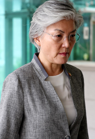 강경화 외교부장관이 30일 오전 서울 종로구 외교부 청사로 출근하고 있다. 2019.5.30  연합뉴스