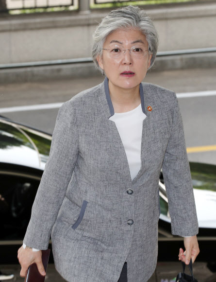 강경화 외교부장관이 30일 오전 서울 종로구 외교부 청사로 출근하고 있다. 2019.5.30  연합뉴스