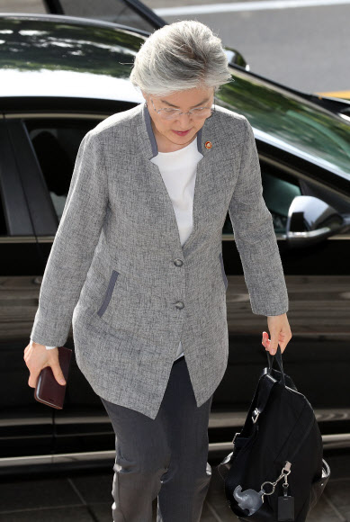 강경화 외교부장관이 30일 오전 서울 종로구 외교부 청사로 출근하고 있다. 2019.5.30  연합뉴스